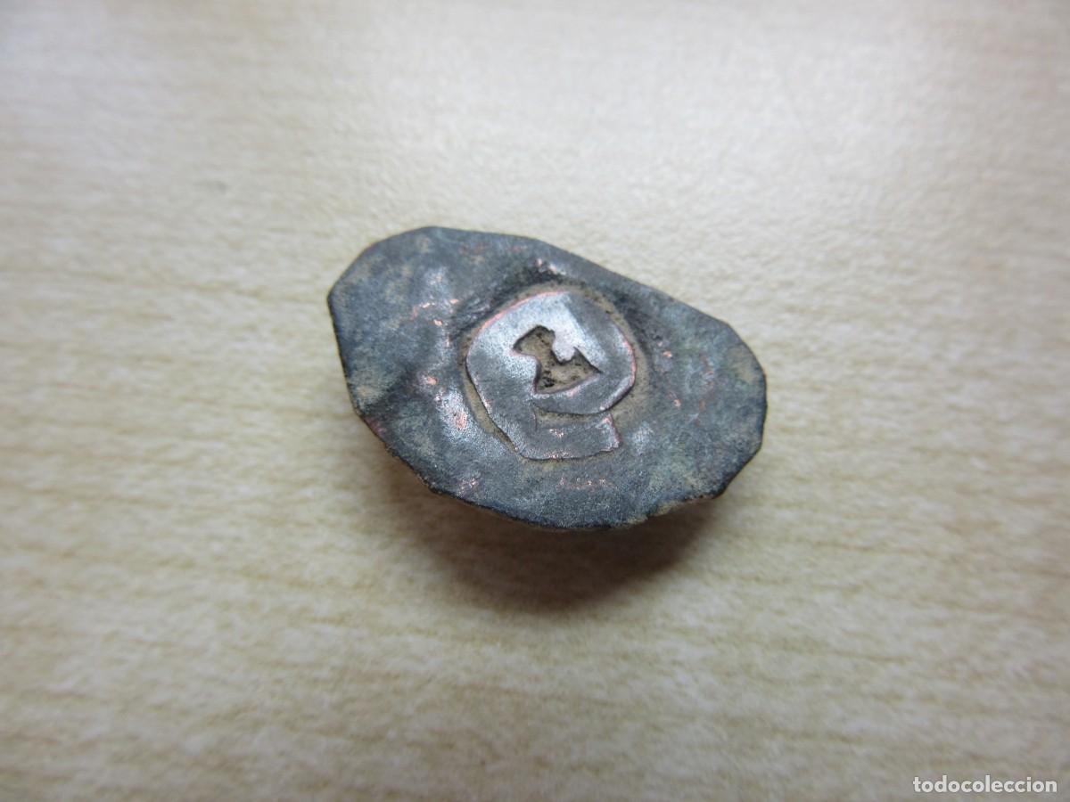 Oggetti Antichi: Curioso remache o bot&oacute;n de correaje con marca Posible medieval Medidas 2,1 x 1,4 cm