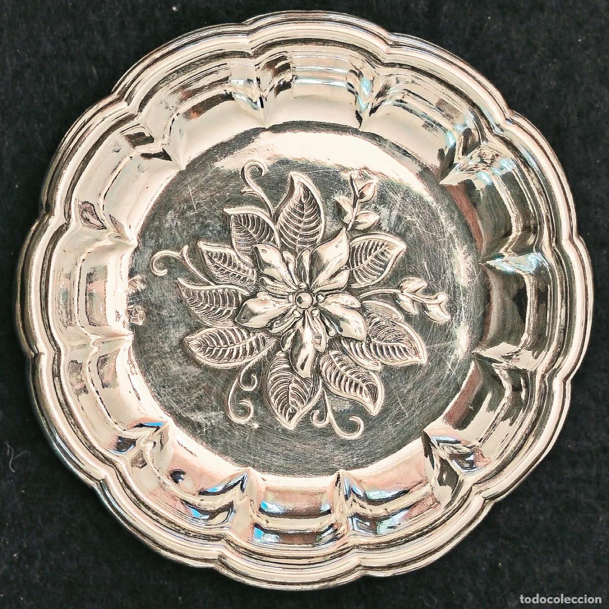 Oggetti Antichi: BANDEJA DE PLATA DE LEY FLORAL. MED. 18 X 18 CMS