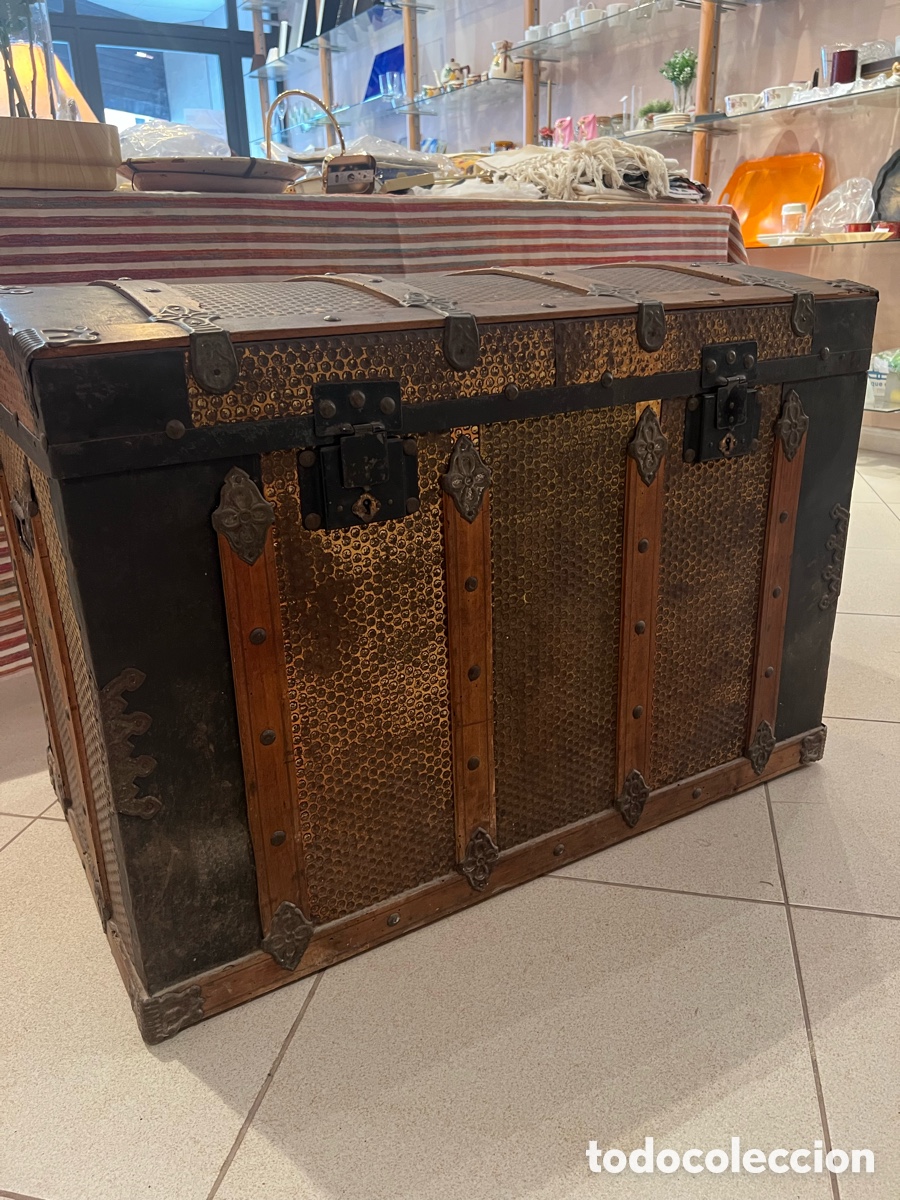 Antig&uuml;edades: Ba&uacute;l antiguo, metal y madera.