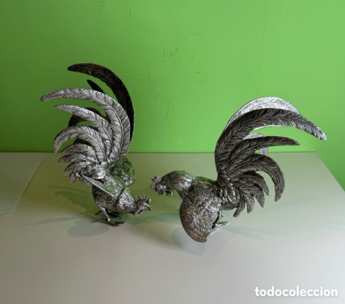 Antiquit&auml;ten: Antigua pareja de gallos decorativos en metal plateado. Mediados del siglo XX.