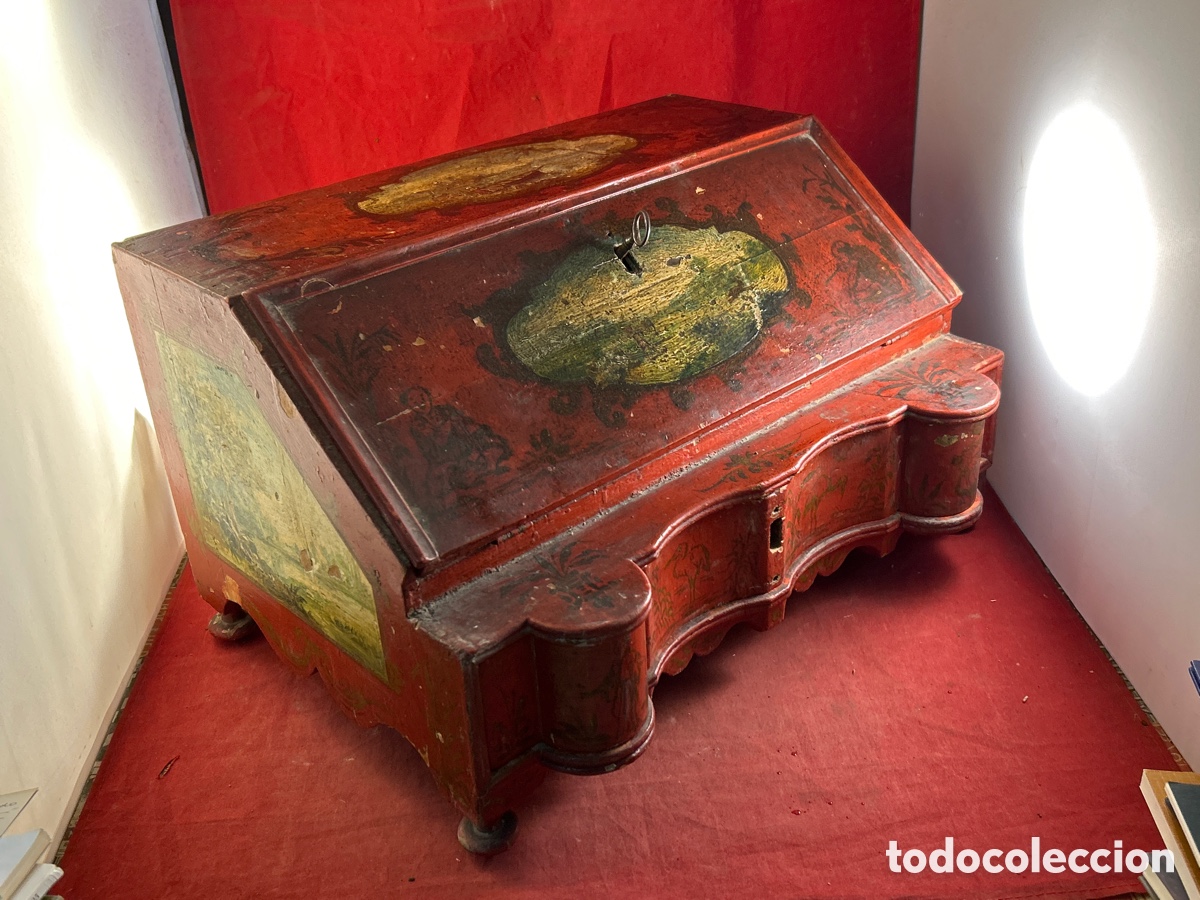 Antig&uuml;edades: secreter antiguo de estilo chino con acabado en laca roja y detalles dorados