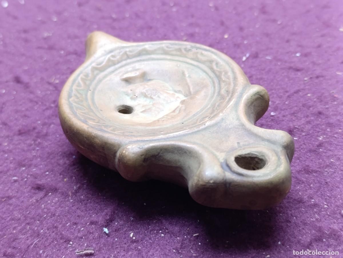 Oggetti Antichi: Lucerna Romana, Copia Antigua, de Terracota, unos 15 x 9 x 2 cms.