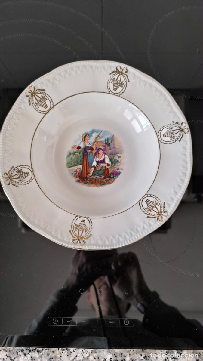 Antig&uuml;edades: 12 platos hondos Antigua La Cartuja de Sevilla - Modelo Floristas (A&ntilde;os 40-50)policromada y filo oro