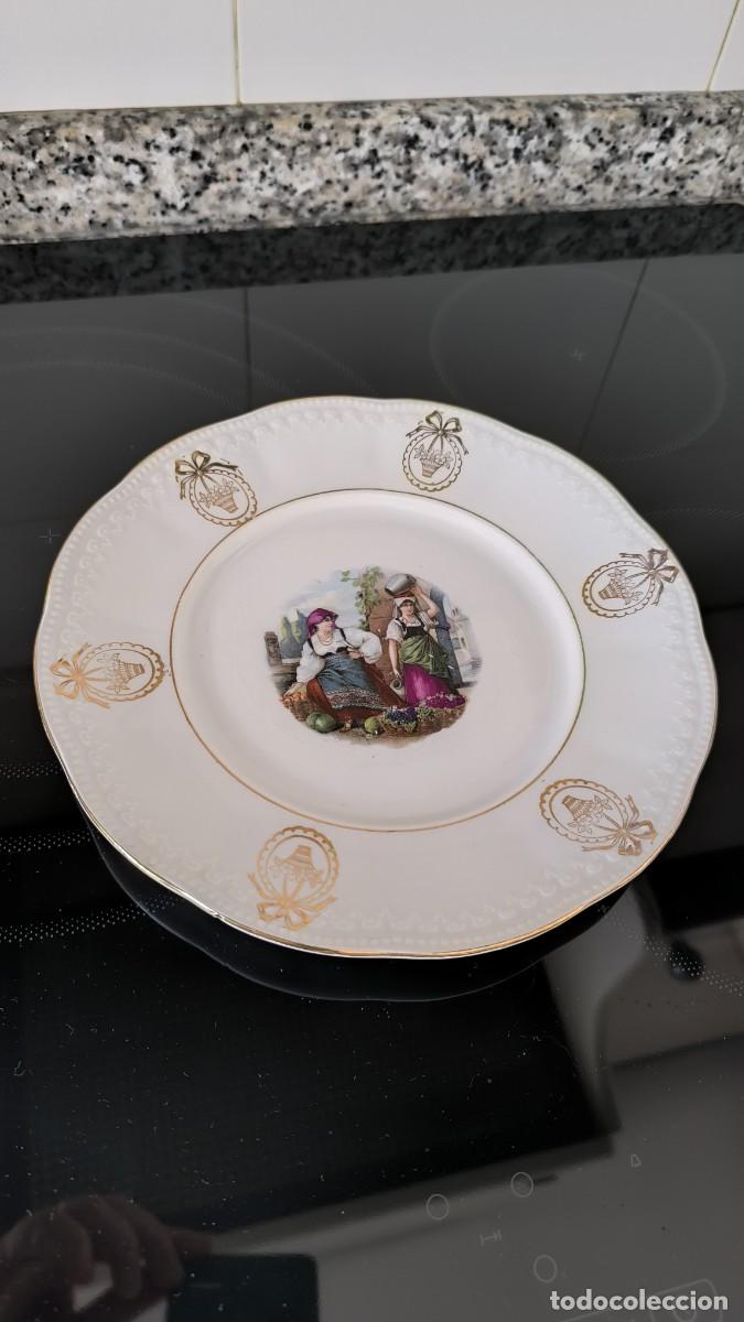 Antig&uuml;edades: Platos llanos Antigua La Cartuja de Sevilla - Modelo Floristas (A&ntilde;os 40-50) policromada, filo oro