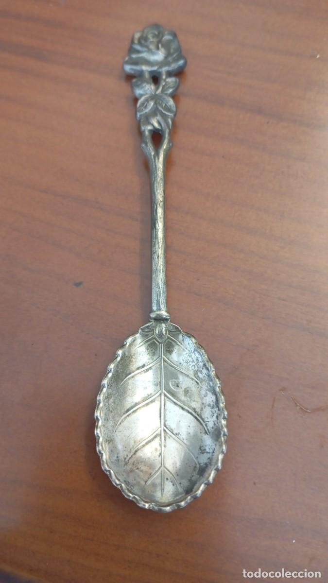 Antig&uuml;edades: Cuchara de plata 0.925 con rosa en el mango y el cuenco tiene forma de hoja.