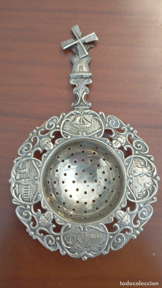 Antiguidades: Colador en plata de t&eacute; antiguo holand&eacute;s con detalles ornamentales siglo XIX - XX