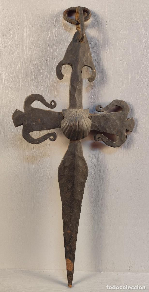 Antig&uuml;edades: Cruz en hierro forjado de Santiago siglo XX, mide 25 x 11,5 cm