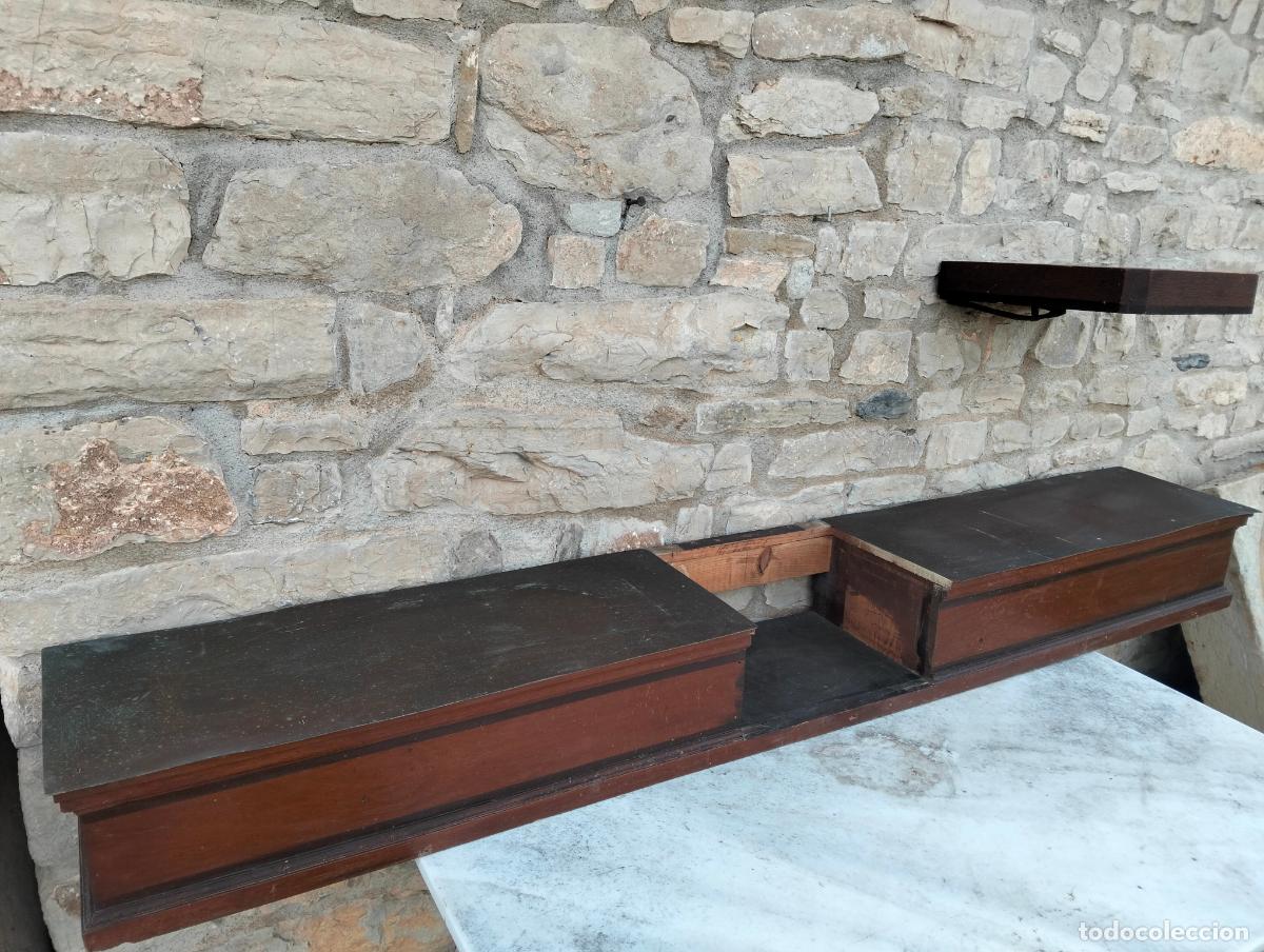 Antiques: Antiguo altar retablo de madera policromada ncimera de cobre o zinc, hueco para el sagrario a&ntilde;os 40