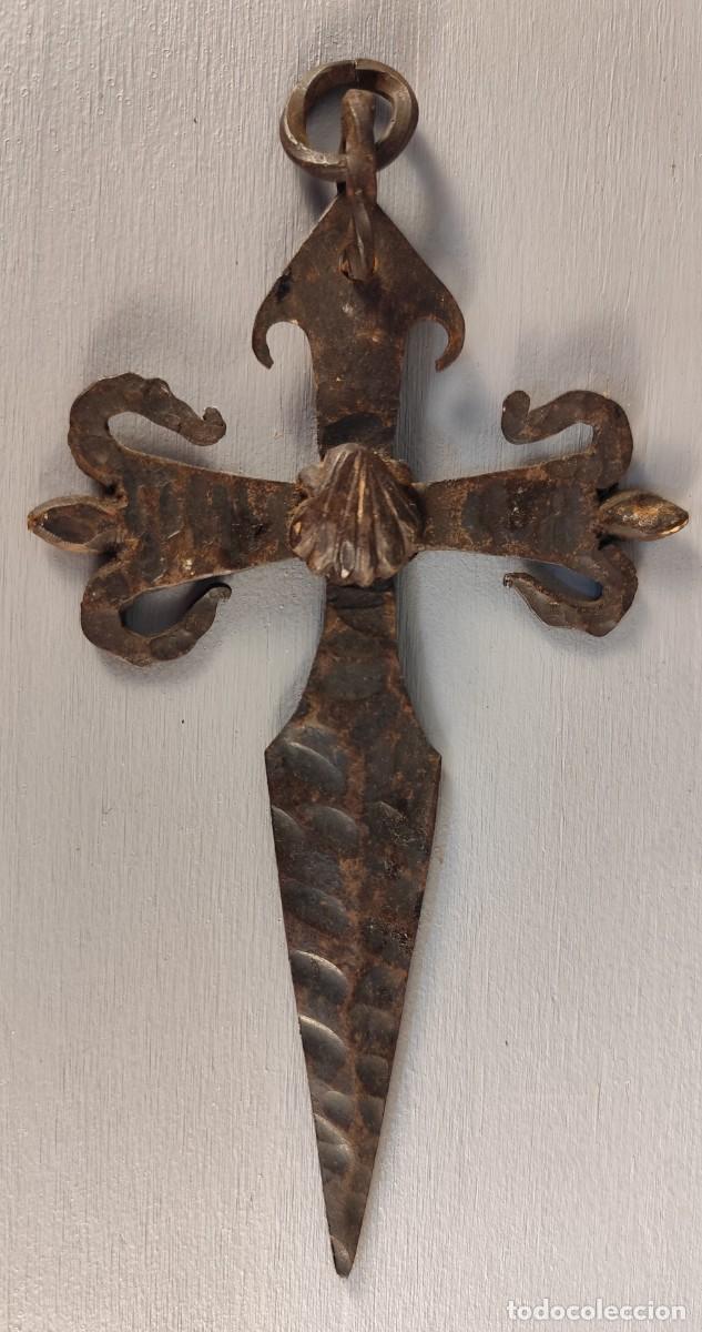 Antig&uuml;edades: Cruz en hierro forjado de Santiago siglo XX, mide 19 x 11 cm
