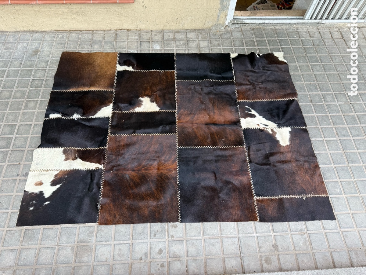 Antig&uuml;edades: Alfombra patchwork aut&eacute;ntica piel de vaca argentina etiquetada 164x186 cm