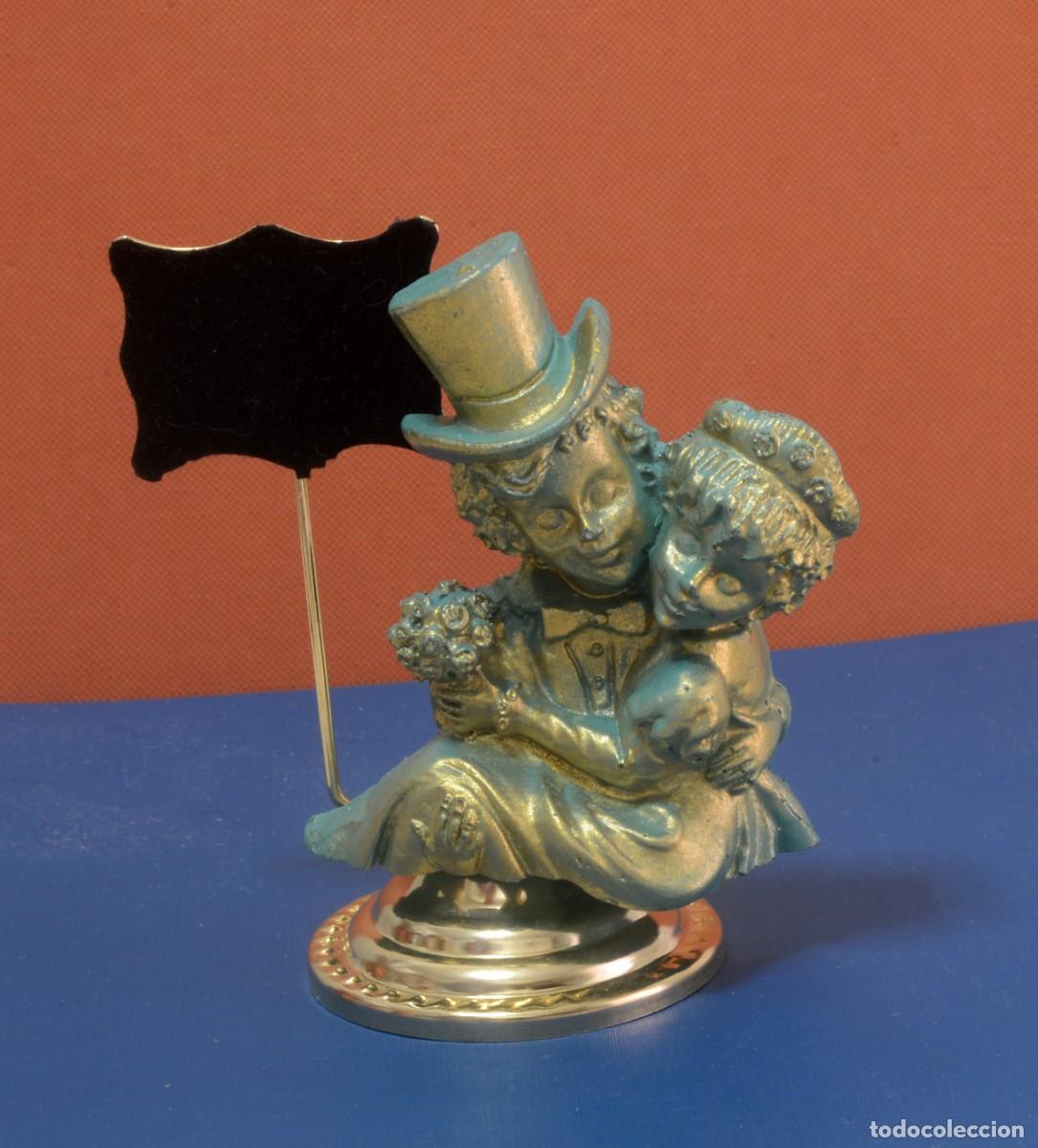 Antig&uuml;edades: Peque&ntilde;a escultura decorativa , pareja abrazada con min&uacute;scula pizarra para notas