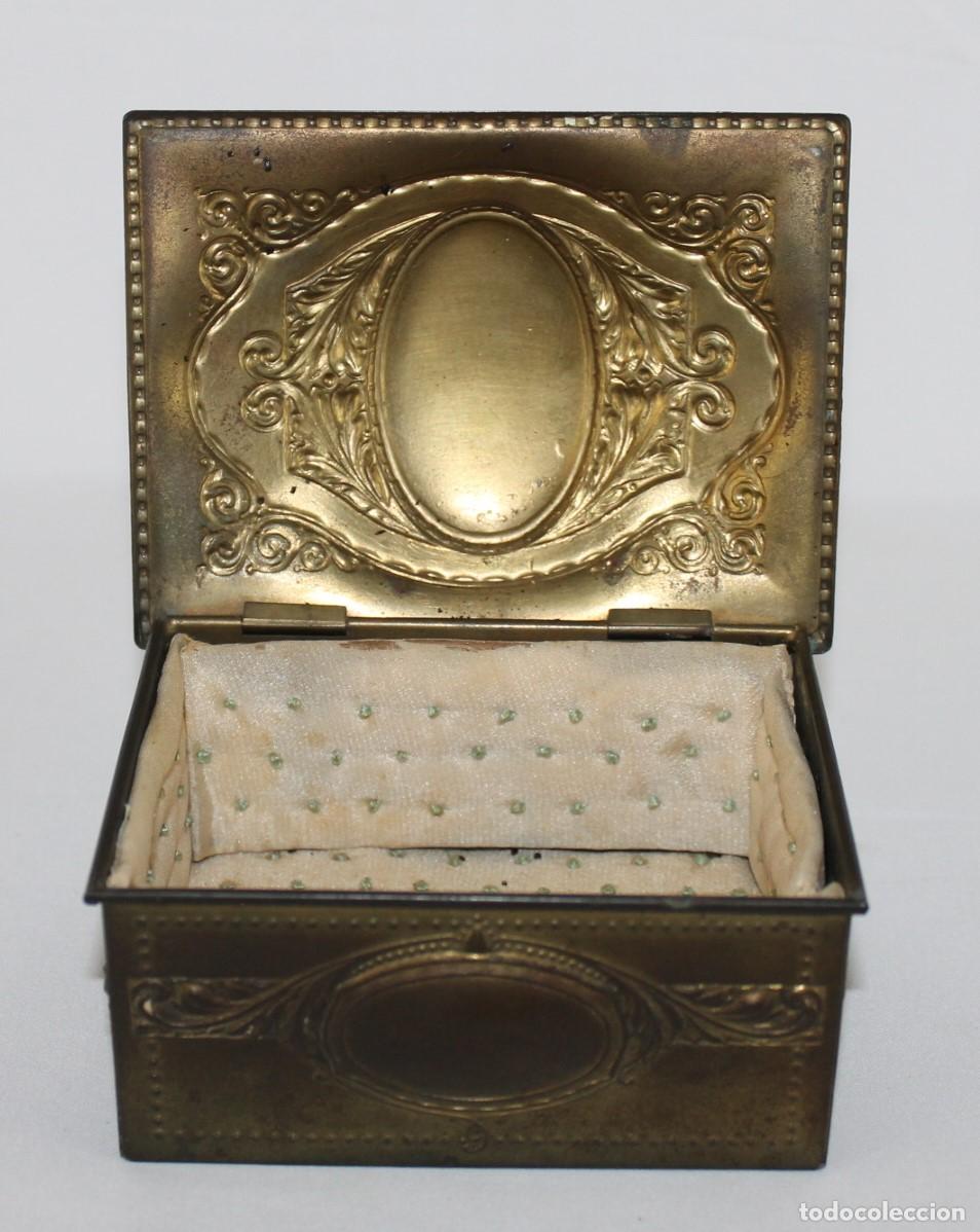Antig&uuml;edades: Caja joyero antigua de metal repujado. Interior forrado en tela.