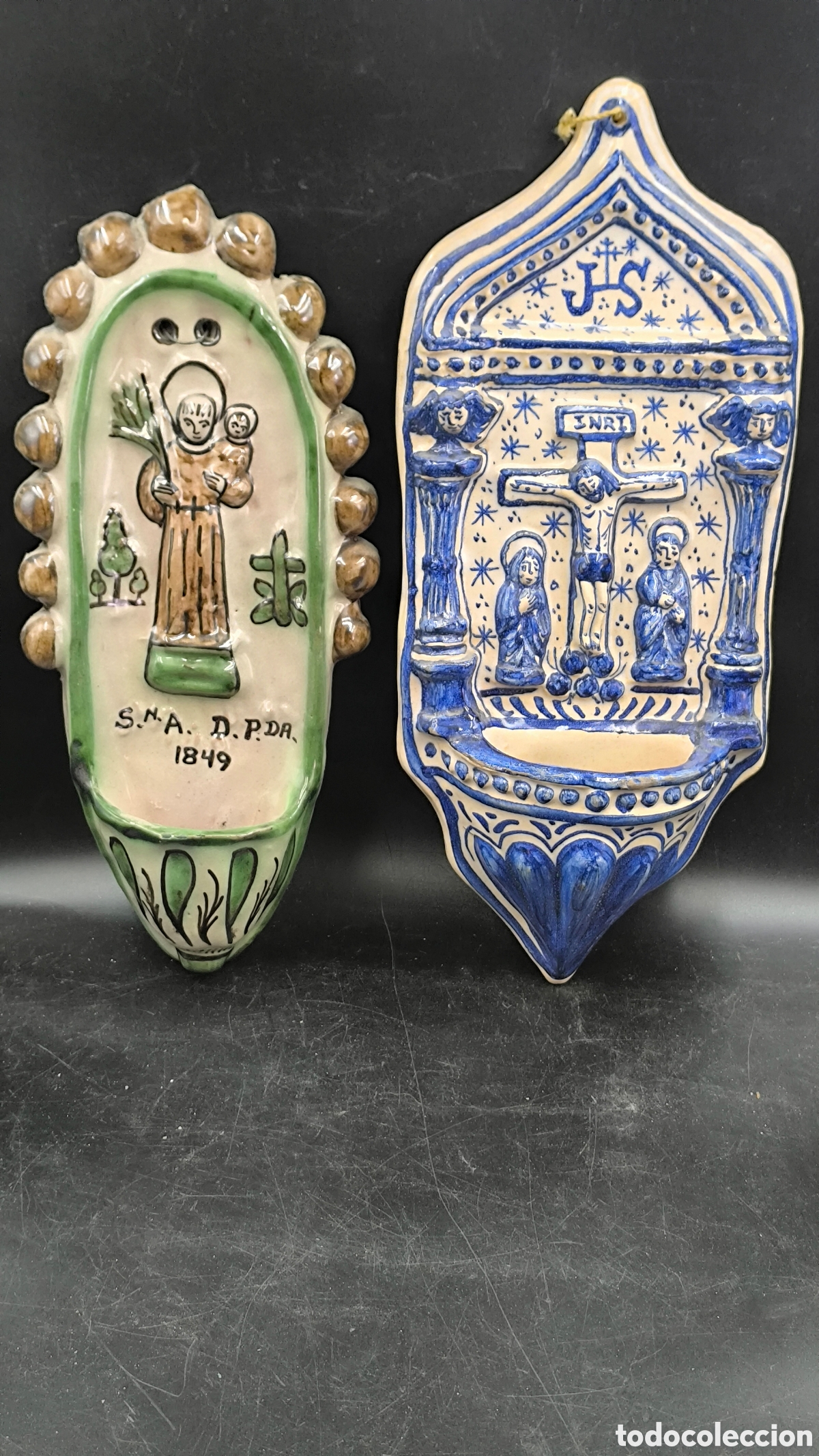 Antiquit&eacute;s: Pareja de benditeras religiosas en cer&aacute;mica esmaltada &ndash; San Antonio y Calvario &ndash; 30 y 34 cm