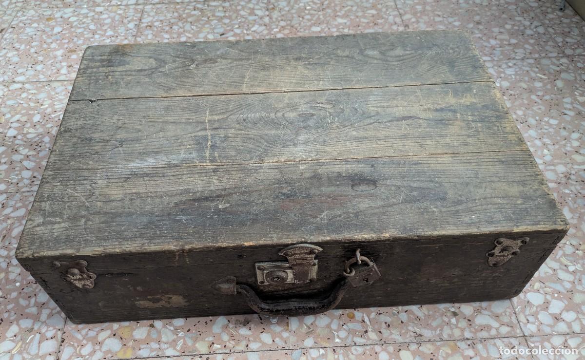 Antig&uuml;edades: Antigua maleta de madera sin barnizar