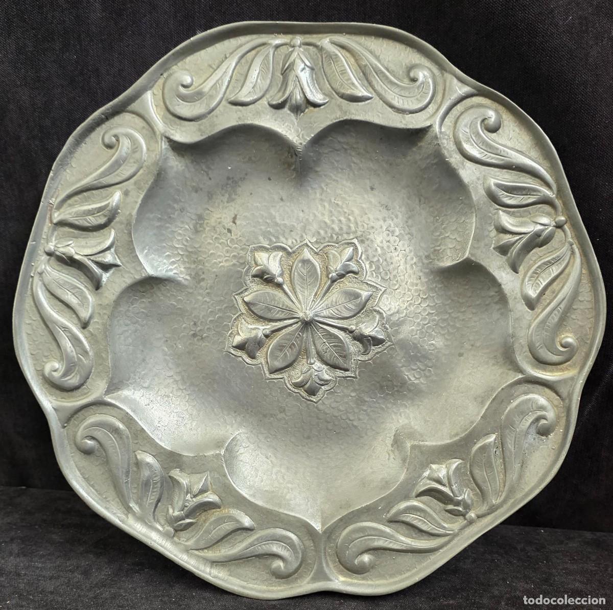 Antig&uuml;edades: Centro de Mesa Modernista de Metal Repujado 28 cm &ndash; Bandeja Decorativa Floral Vintage Art Nouveau