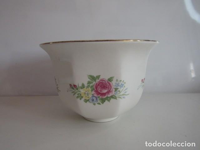 Antig&uuml;edades: PRECIOSO TIESTO DE PORCELANA CON MOTIVOS FLORALES - 11 CM ALTO