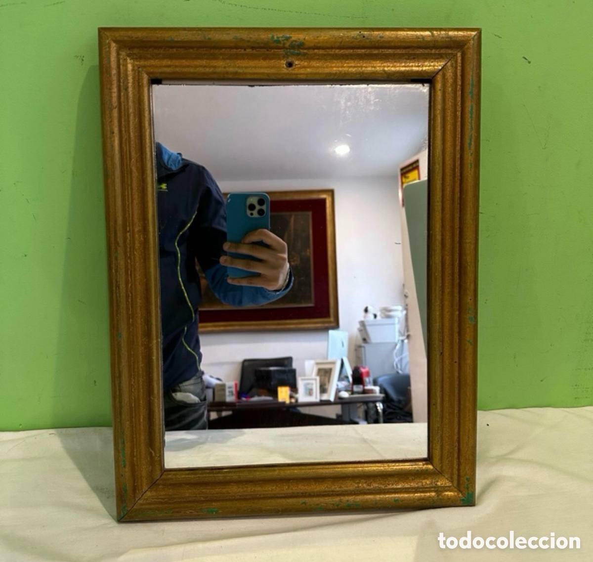 Antig&uuml;edades: Espejo decorativo vintage con marco dorado envejecido.