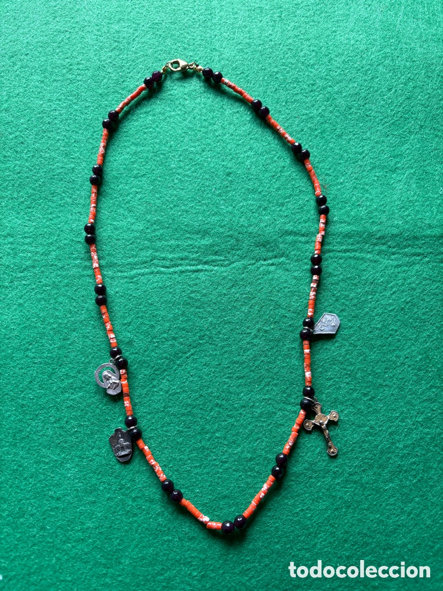Antiguidades: Collar con coral y medallas religiosas para virgen de vestir (A3)