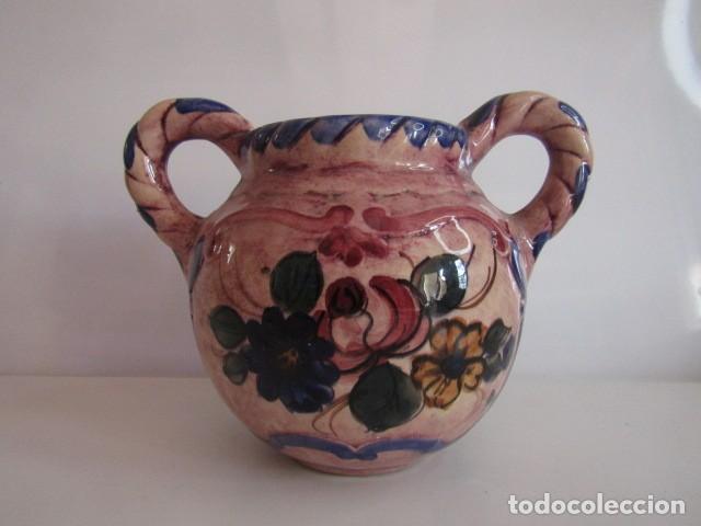 Antig&uuml;edades: PRECIOSOA JARRA DE CERAMICA VIDRIADA PINTADA A MANO ASAS TRENZADAS - FIRMADA Y NUMERADA 14 X 21 CM