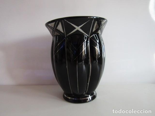 Antig&uuml;edades: PRECIOSO JARRON DE CRISTAL OPALINA AMATISTA NEGRO ESTILO SILVER OVERLAY S.XX 18 CM