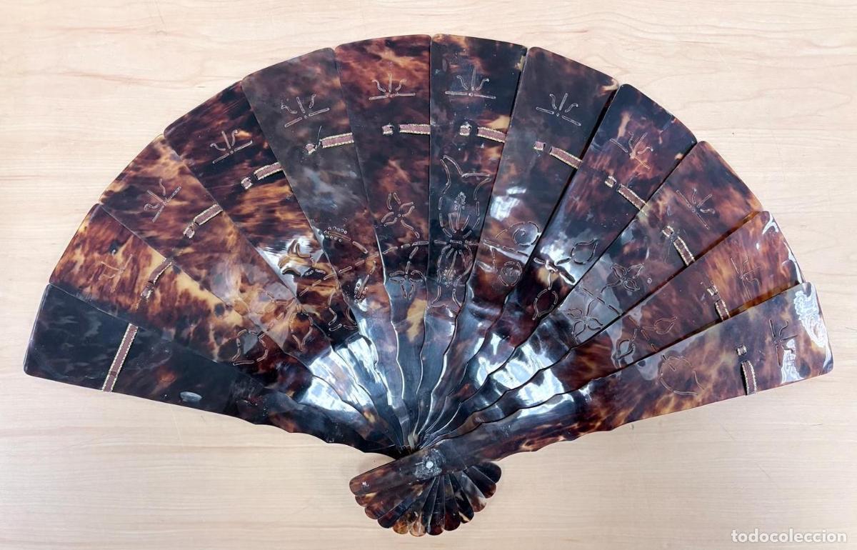 Antig&uuml;edades: ABANICO ART D&Eacute;CO DE CAREY CON DECORACI&Oacute;N TALLADA. PRIMERA MITAD DEL SIGLO XX