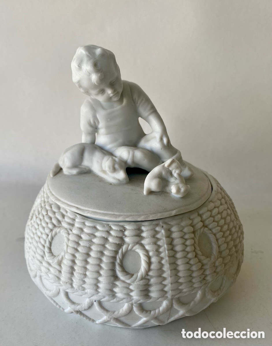 Antig&uuml;edades: Caja bombonera joyero de porcelana biscuit blanca con figura de ni&ntilde;os y cachorros
