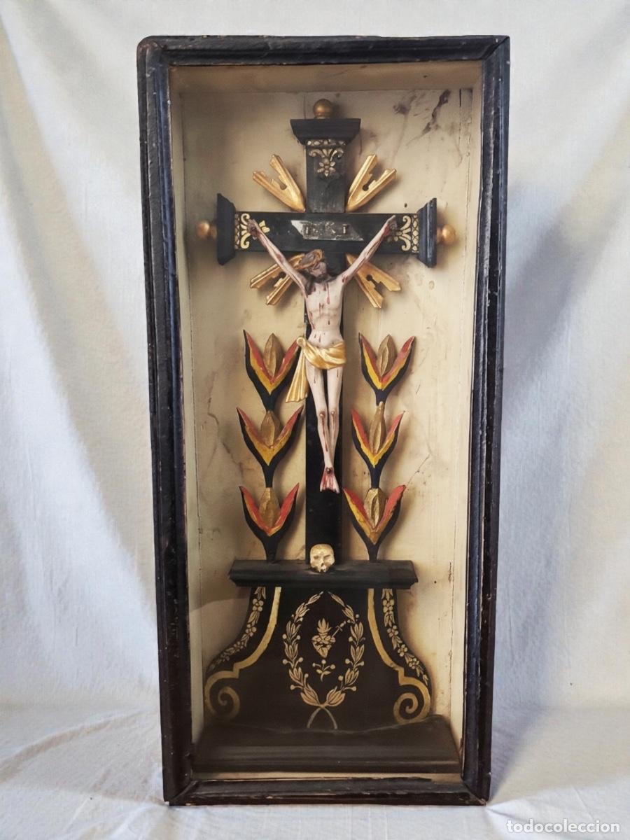 Antig&uuml;edades: Vitrina con crucificado de estilo Colonial - Foto 1