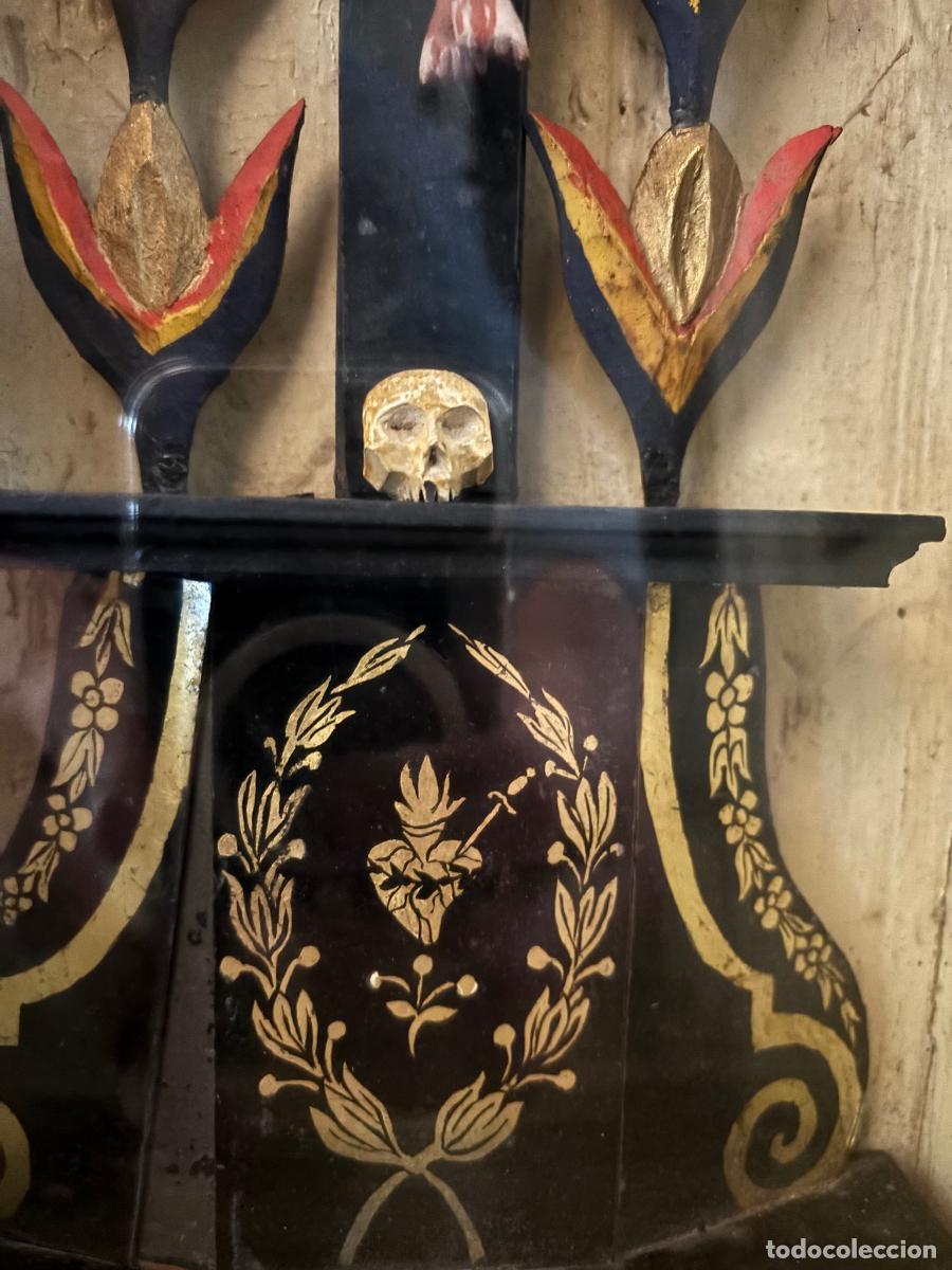 Antig&uuml;edades: Vitrina con crucificado de estilo Colonial - Foto 3