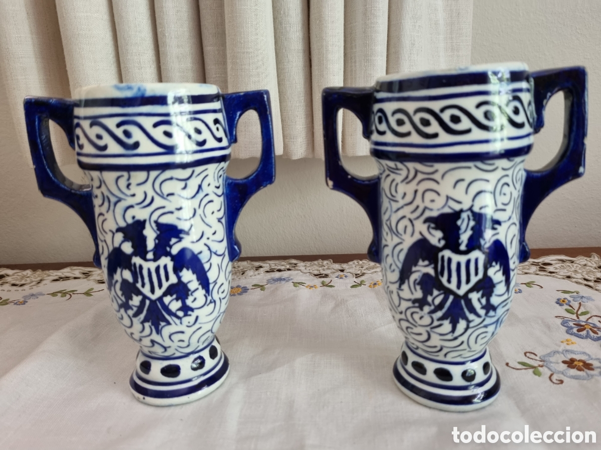 Antig&uuml;edades: Conjunto jarrones antiguos de cer&aacute;mica vidriada azul y blanca. Escudo &aacute;guila bicelada. 16 cm alto.