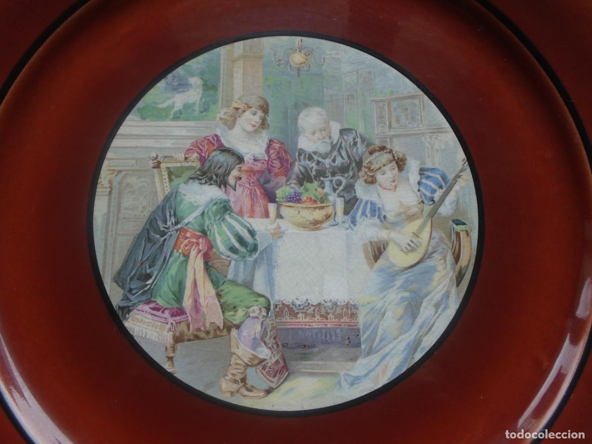 Antiguidades: GRAN PLATO DE LOZA DE LA DESAPARECIDA F&Aacute;BRICA IBEROTANAGRA, DE SANTANDER. 32 Cm.