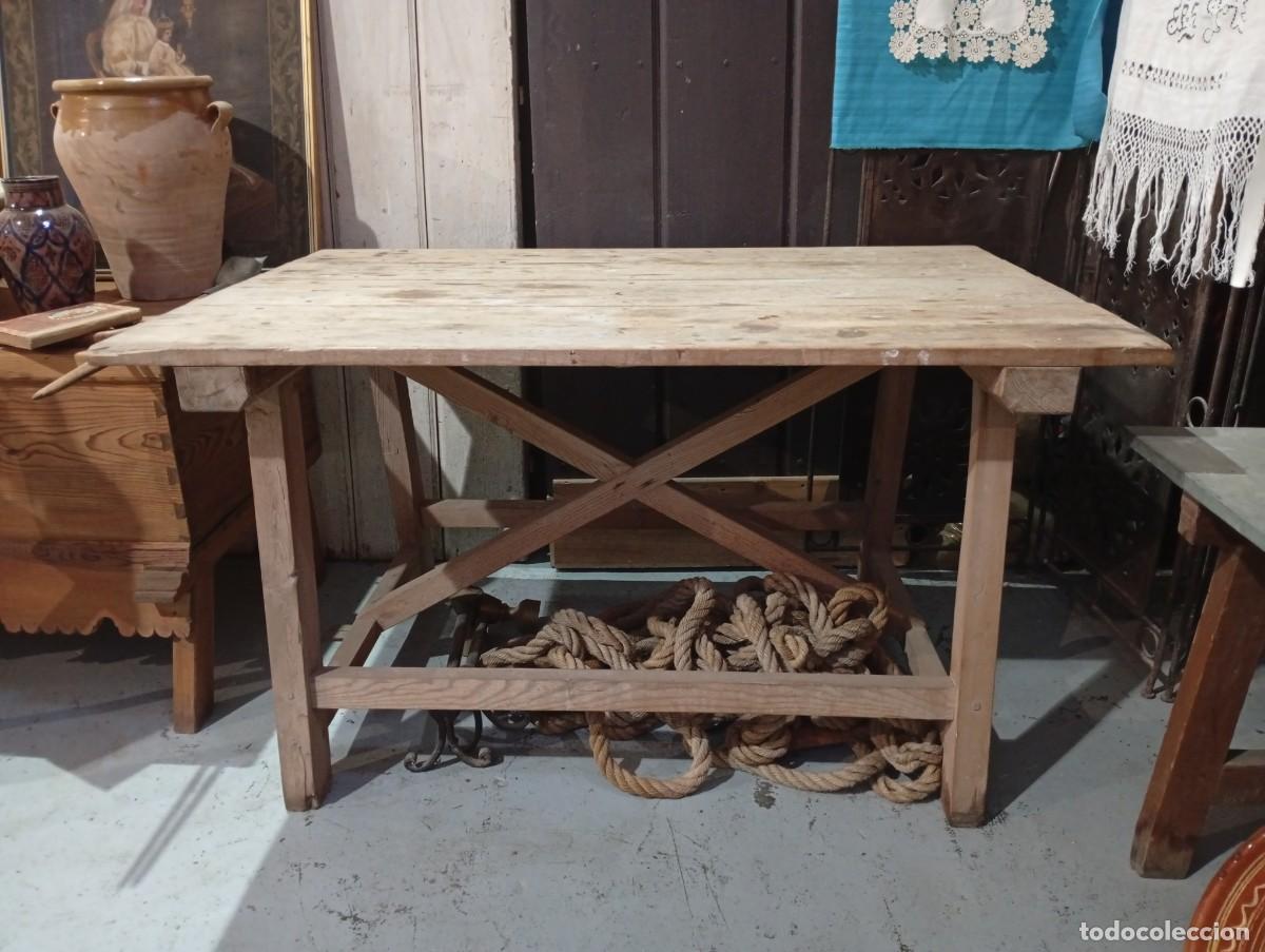 Antig&uuml;edades: Mesa rustica de grandes dimensiones. Siglo XIX.