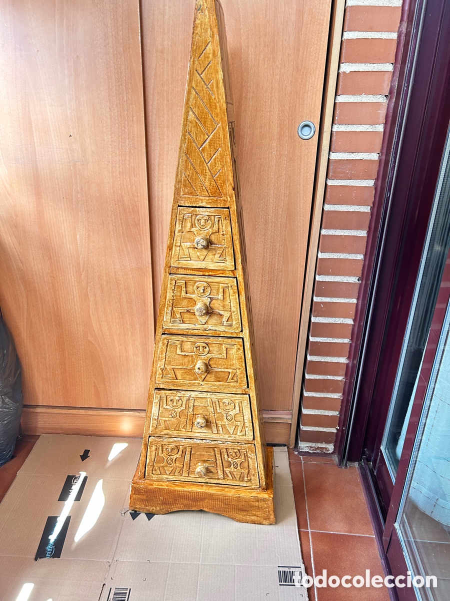 Antig&uuml;edades: Mueble vintage en forma de pir&aacute;mide - Foto 1