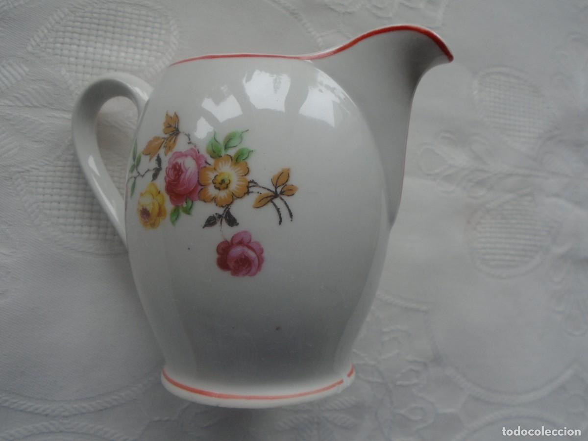 Antiguidades: ANTIGUA JARRA DE LECHE EN PORCELANA DECORADA CON FLORES DE COLORES Y FILOS ROJOS.