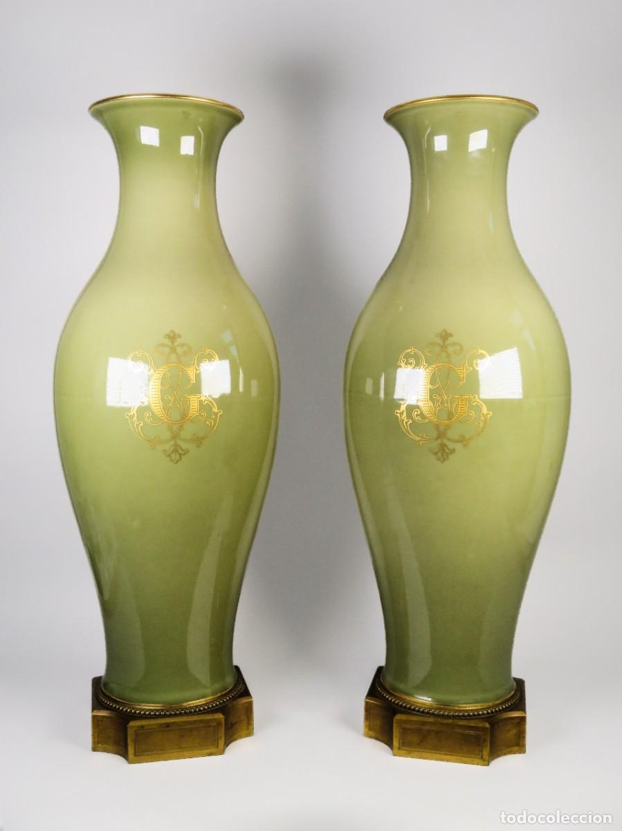 Antig&uuml;edades: Pareja de jarrones Sevres en porcelana esmaltada verde celad&oacute;n y decoraci&oacute;n en oro Francia siglo XIX