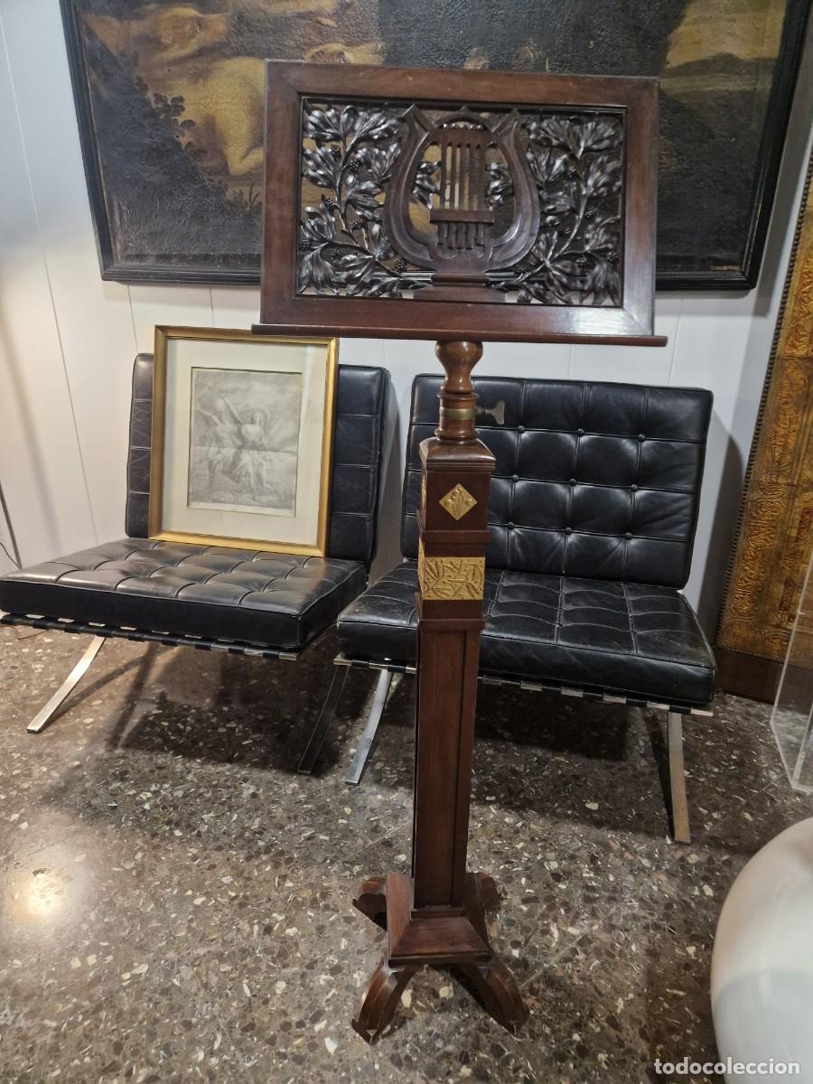 Antig&uuml;edades: Atril modernista, *fecit* 1900. En caoba.