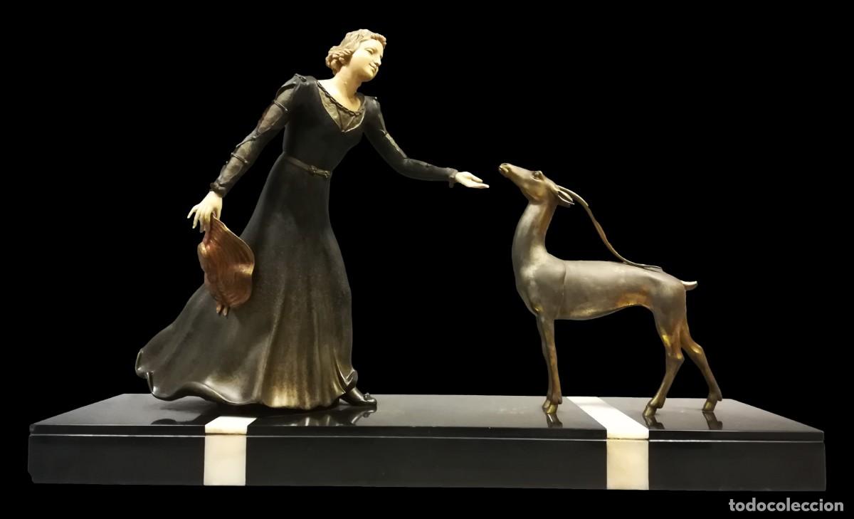 Antig&uuml;edades: ESCULTURA CRISELEFANTINA ART DECO DAMA DEL SOMBRERO CON CIERVO, CALAMINA Y MARMOL, CHAM