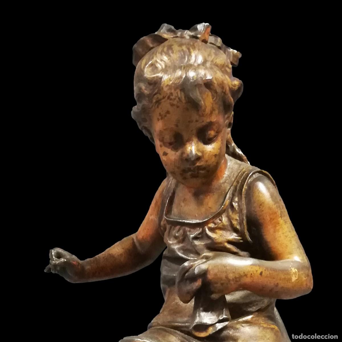 Antig&uuml;edades: ESCULTURA CALAMINA NI&Ntilde;A SENTADA COSIENDO LA REPRISE PERDUE