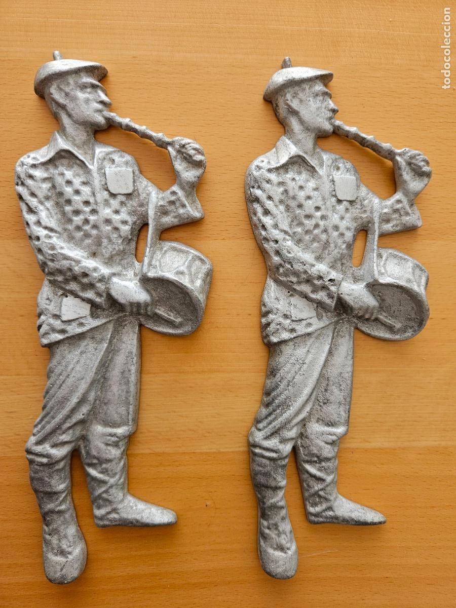 Antig&uuml;edades: 2 TXISTULARIS EN METAL