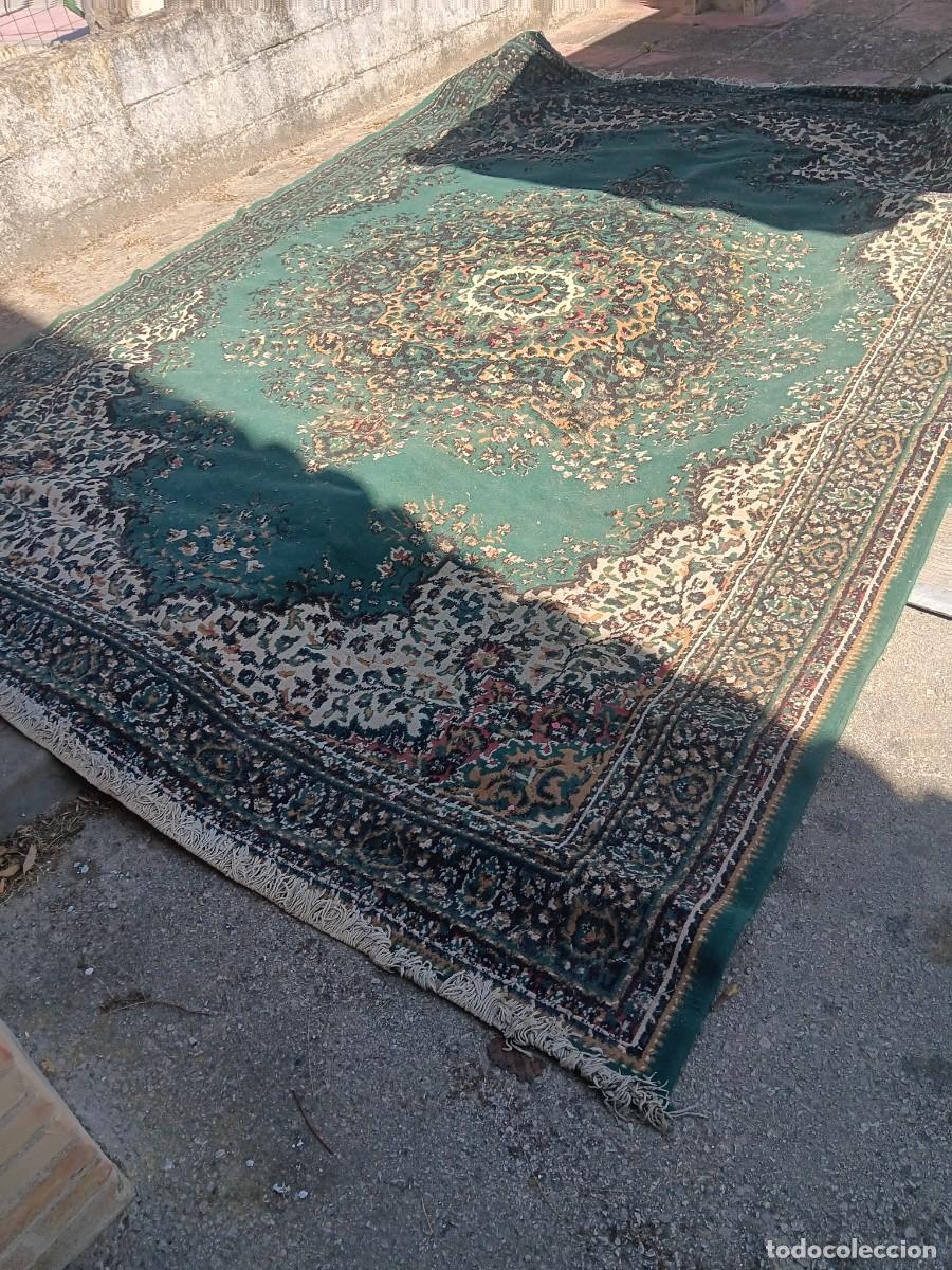 Antig&uuml;edades: alfombra de estilo oriental o persa tradicional con un fondo de color verde.Caracter&iacute;sticas del dise