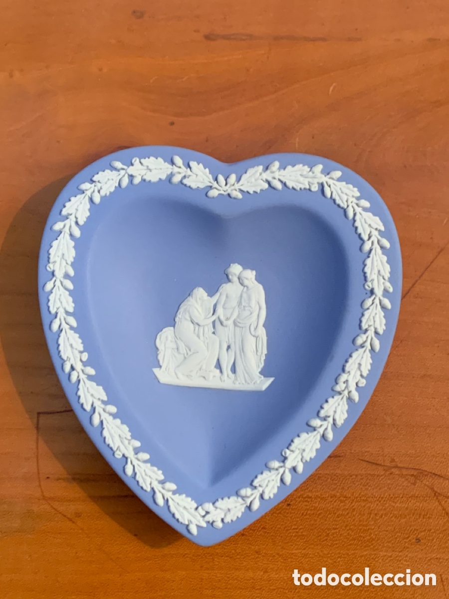 Antig&uuml;edades: Plato Wedgwood con forma de corazon