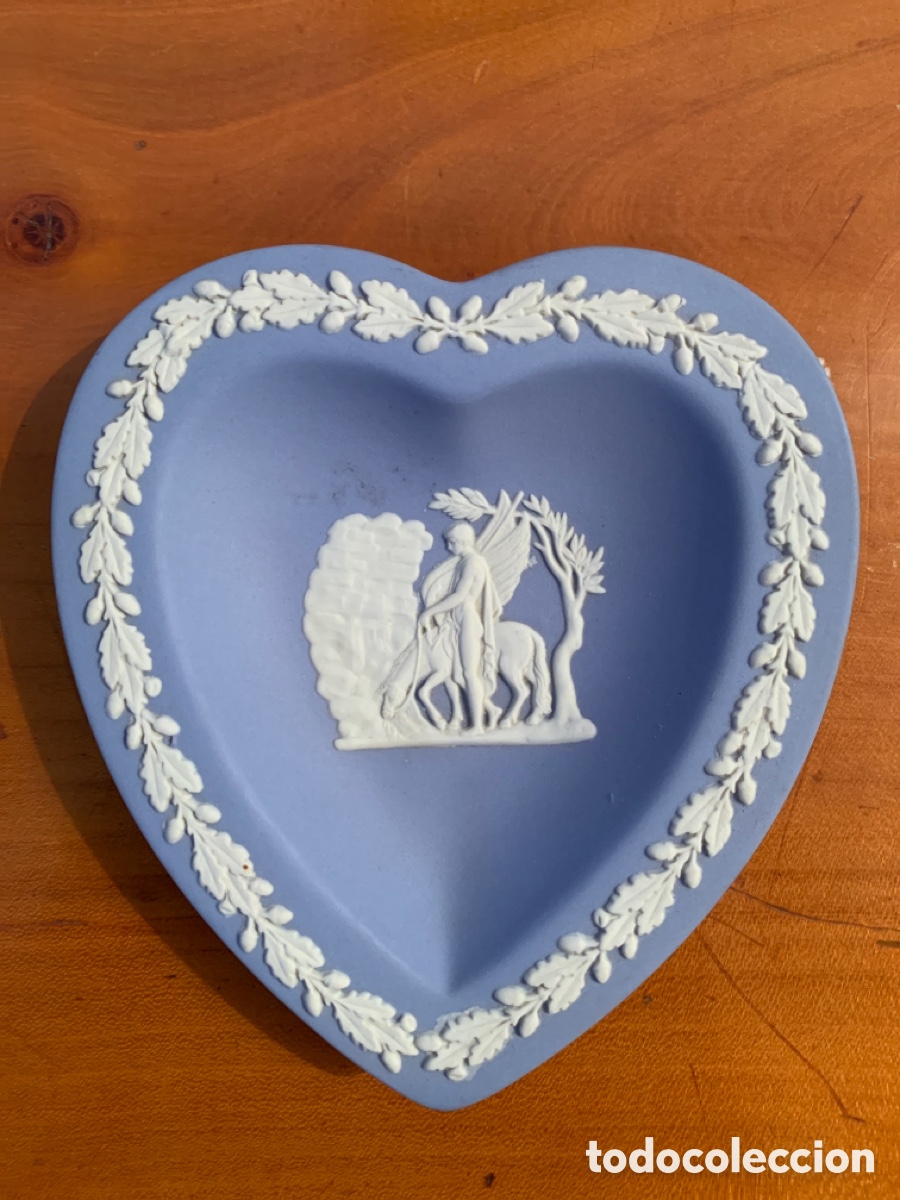 Antig&uuml;edades: Plato Wedgwood con forma de corazon