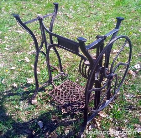 Antig&uuml;edades: Bases de hierro fundido para m&aacute;quina de coser antigua