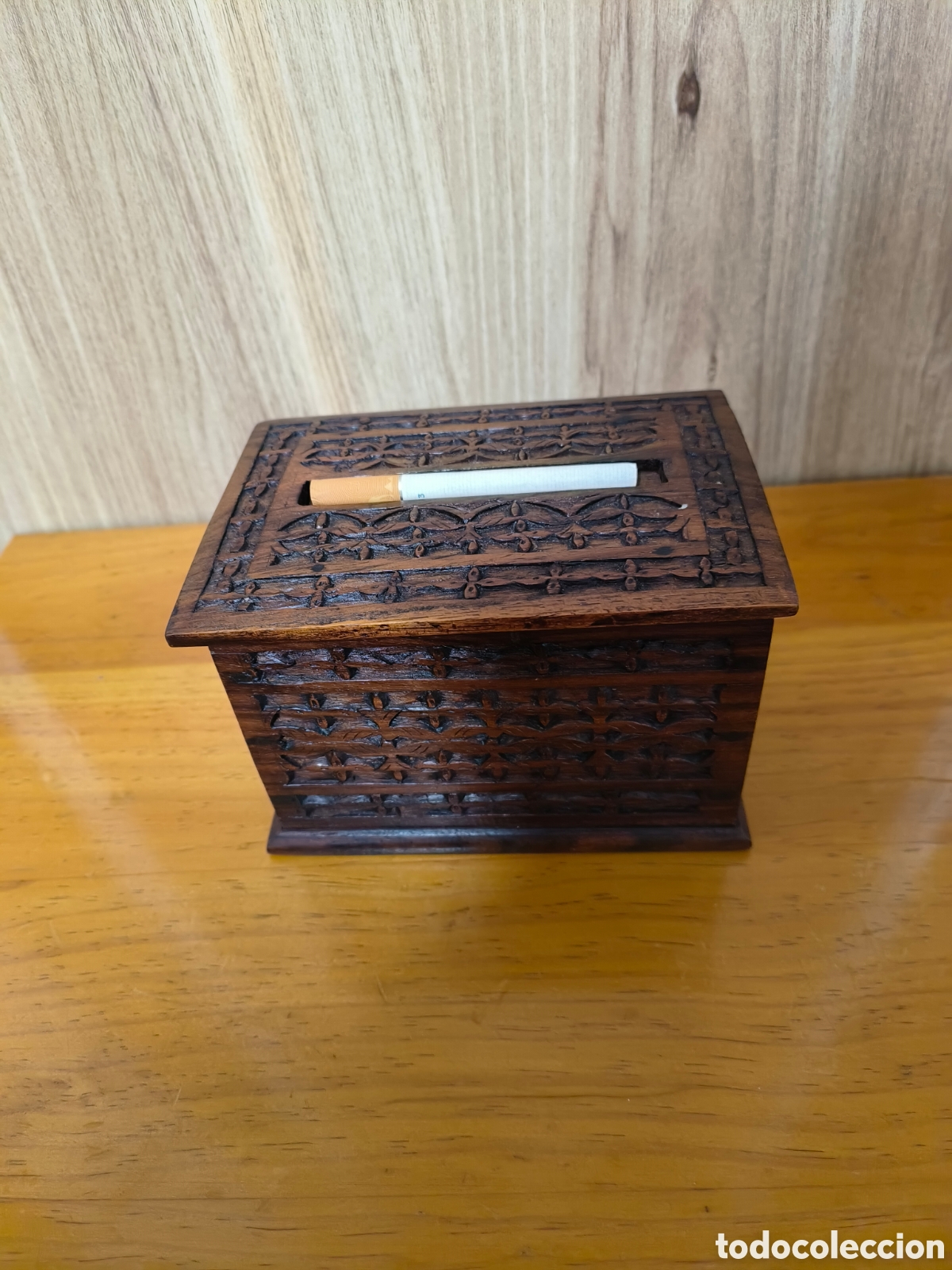 Antig&uuml;edades: Caja dispensadora de cigarrillos de madera vintage