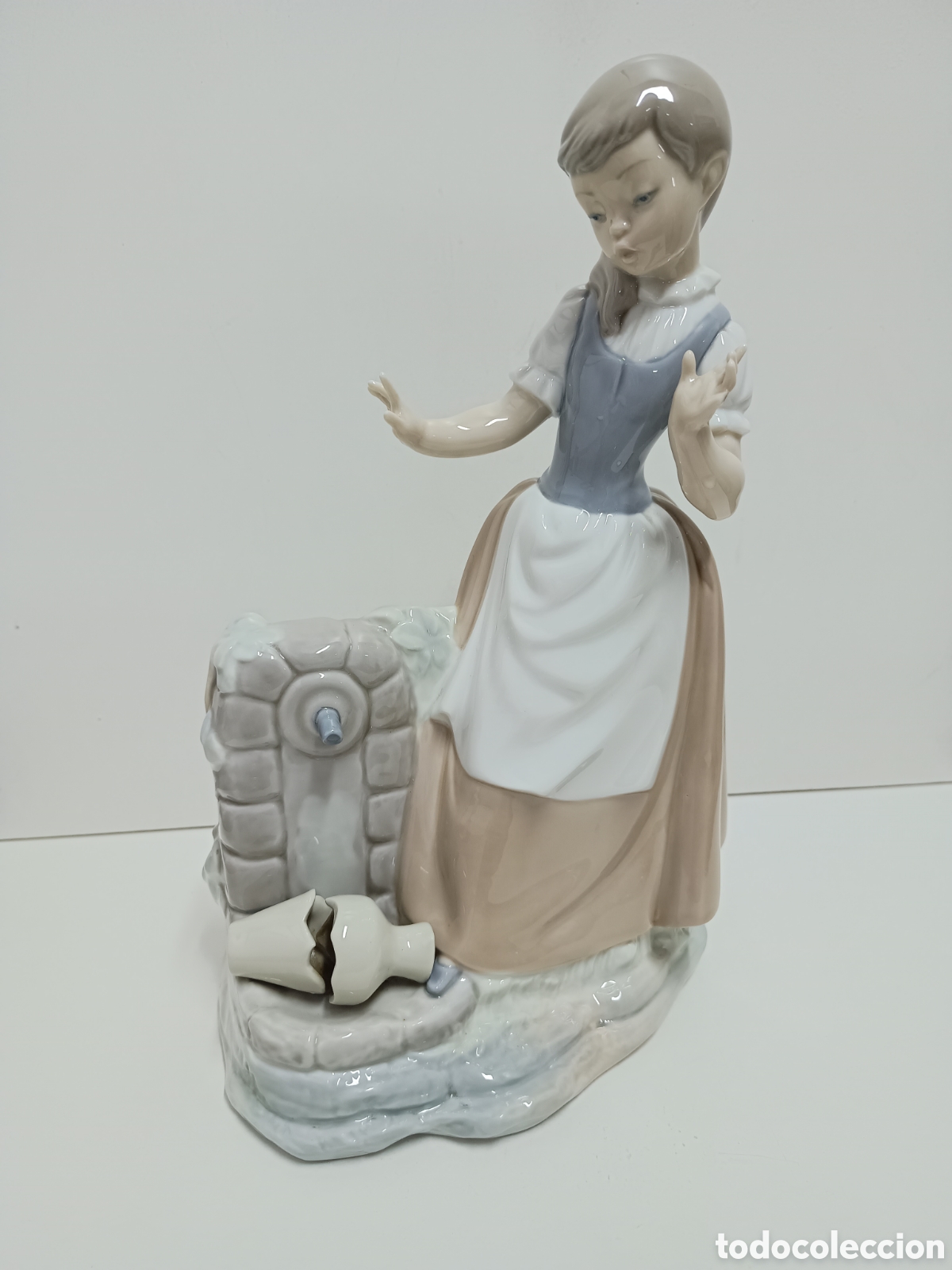 Antiquit&eacute;s: FIGURA DE PORCELANA - CHICA EN LA FUENTE - NAO LLADR&Oacute; - 29x19cm