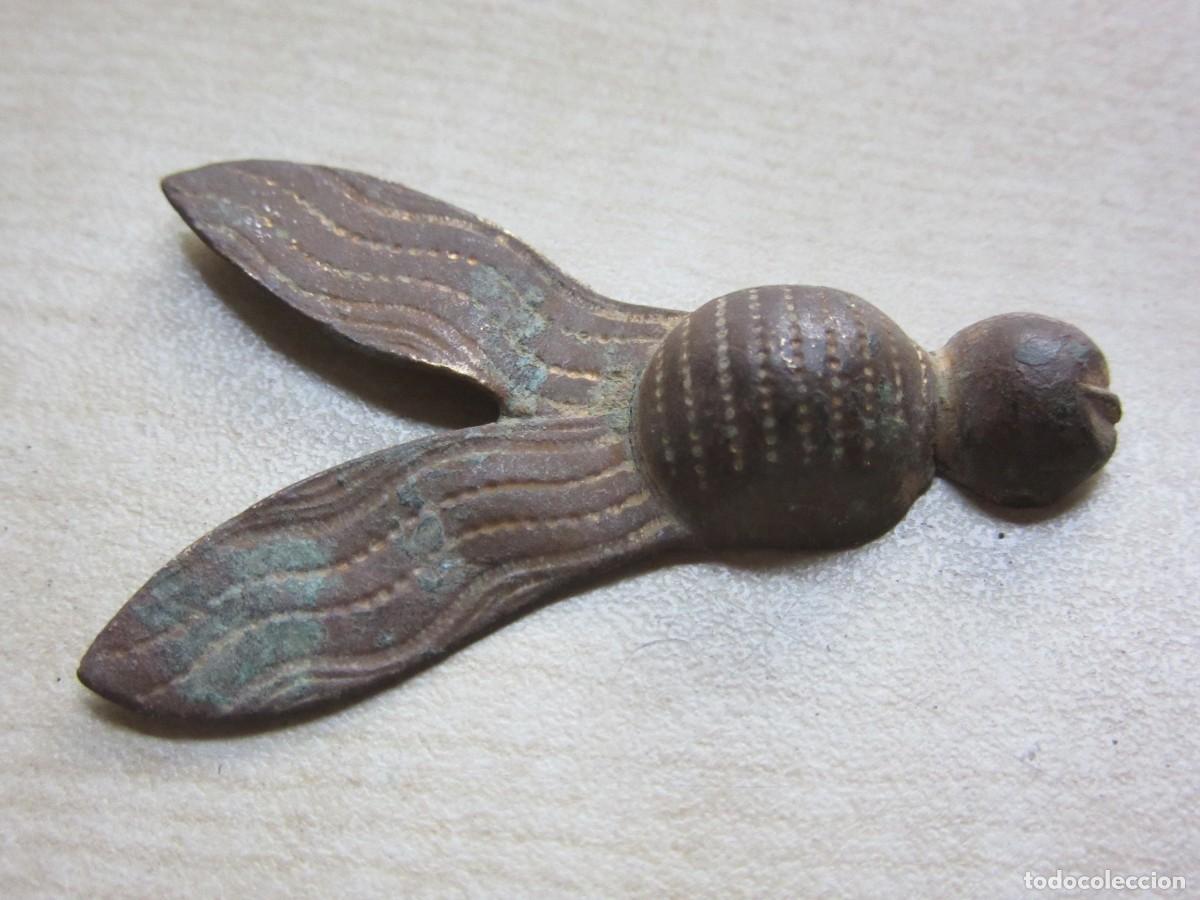 Antig&uuml;edades: Ornamento en forma de abeja Medidas 4 x 2,4 cm Posible finales S XIX o principios XX