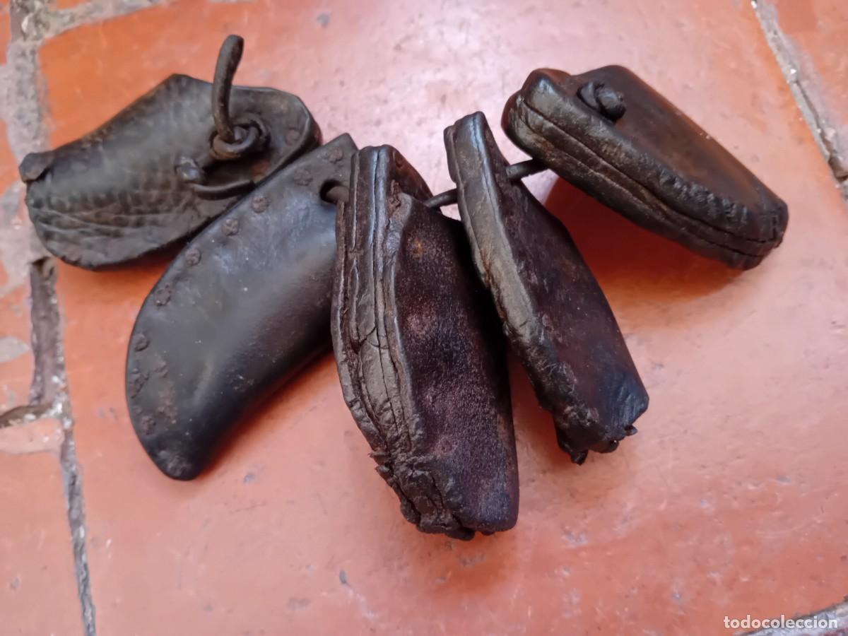 Antig&uuml;edades: Dediles antiguos de cuero d&eacute;cada de los 20/30 encerados y patinados