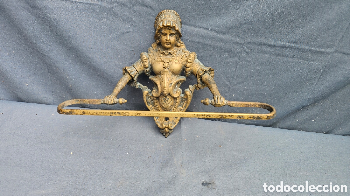 Antiques: Antiguo toallero de bronce fundido