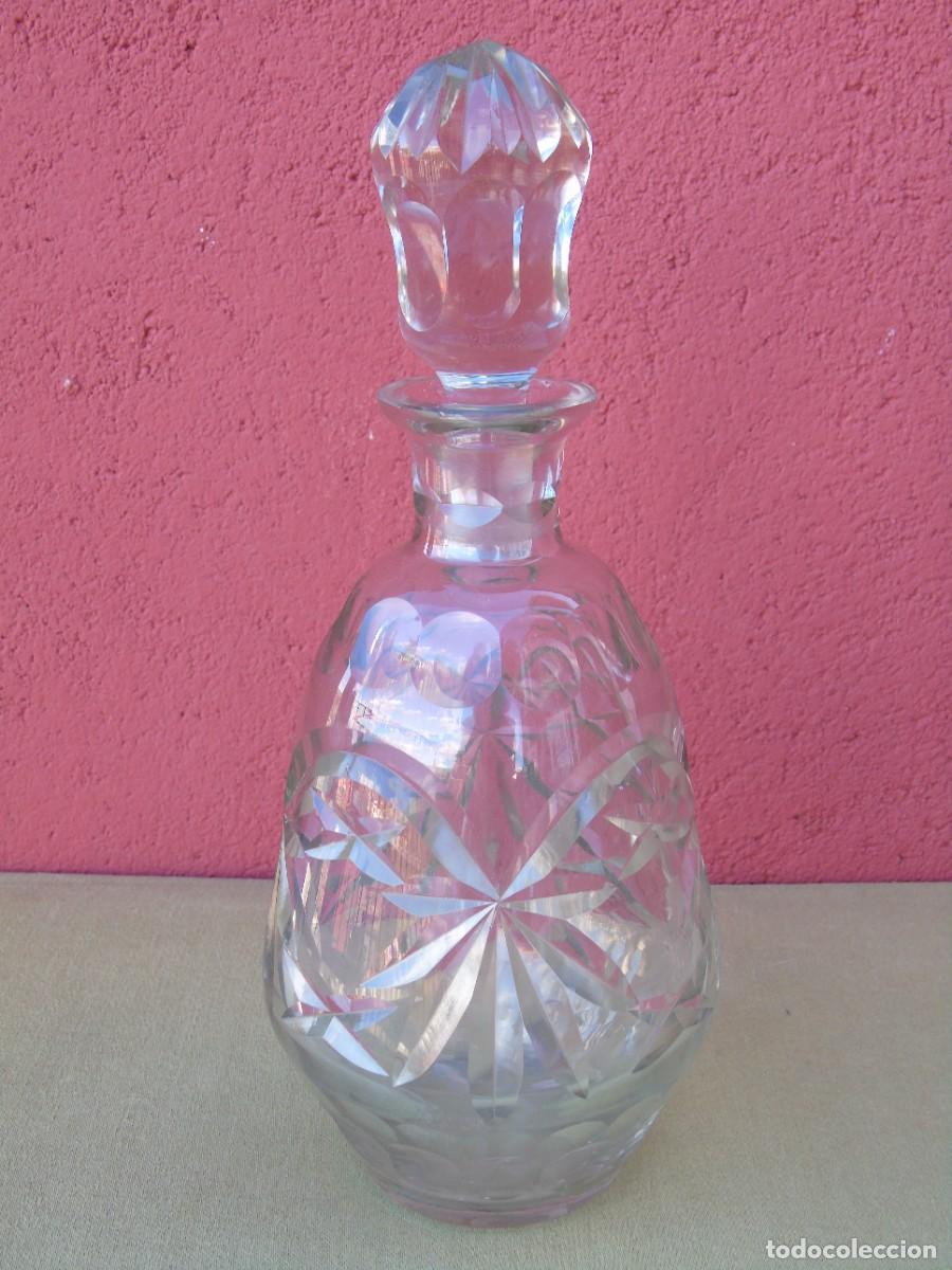 Antiques: ANTIGUA BOTELLA LICORERA DE CRISTAL TALLADO DE BOHEMIA.