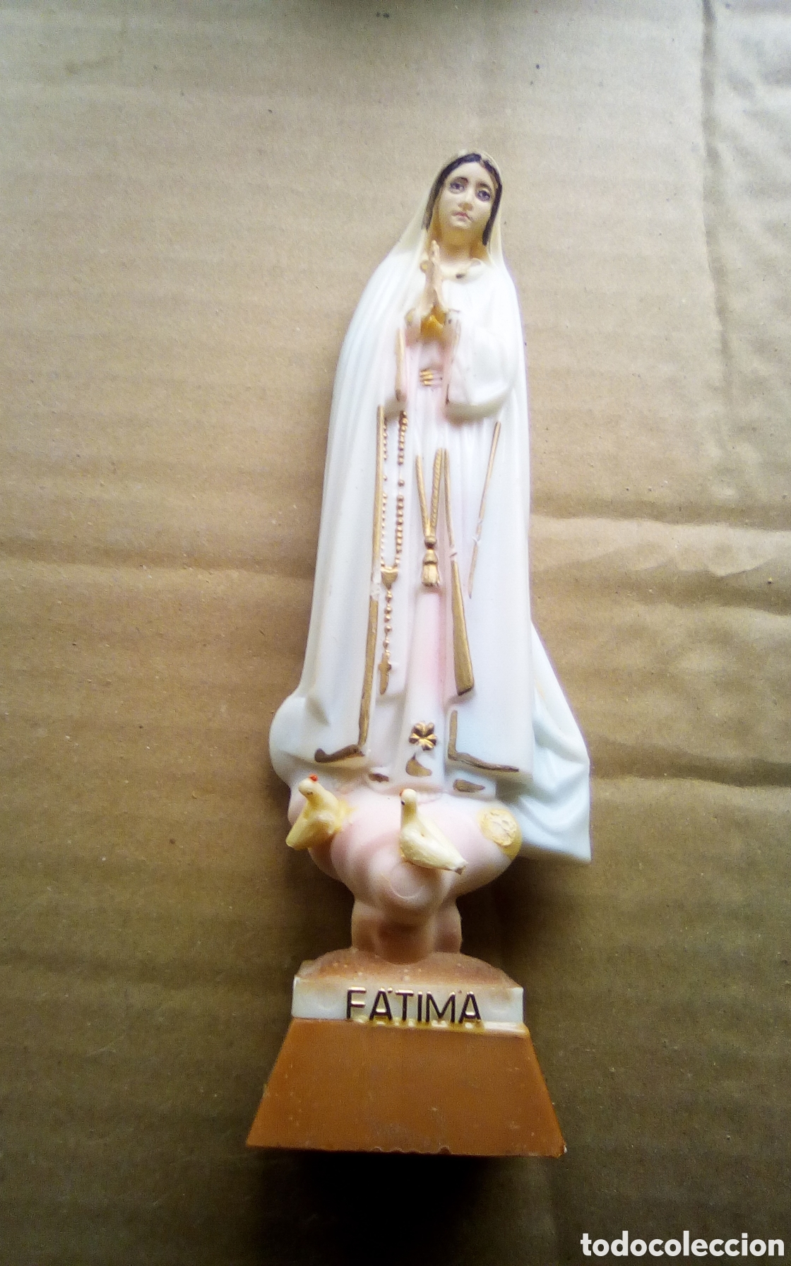 Antig&uuml;edades: Peque&ntilde;a virgen de F&aacute;tima (Portugal). En pl&aacute;stico, mide 17 cm., le falta aro y una palomita.