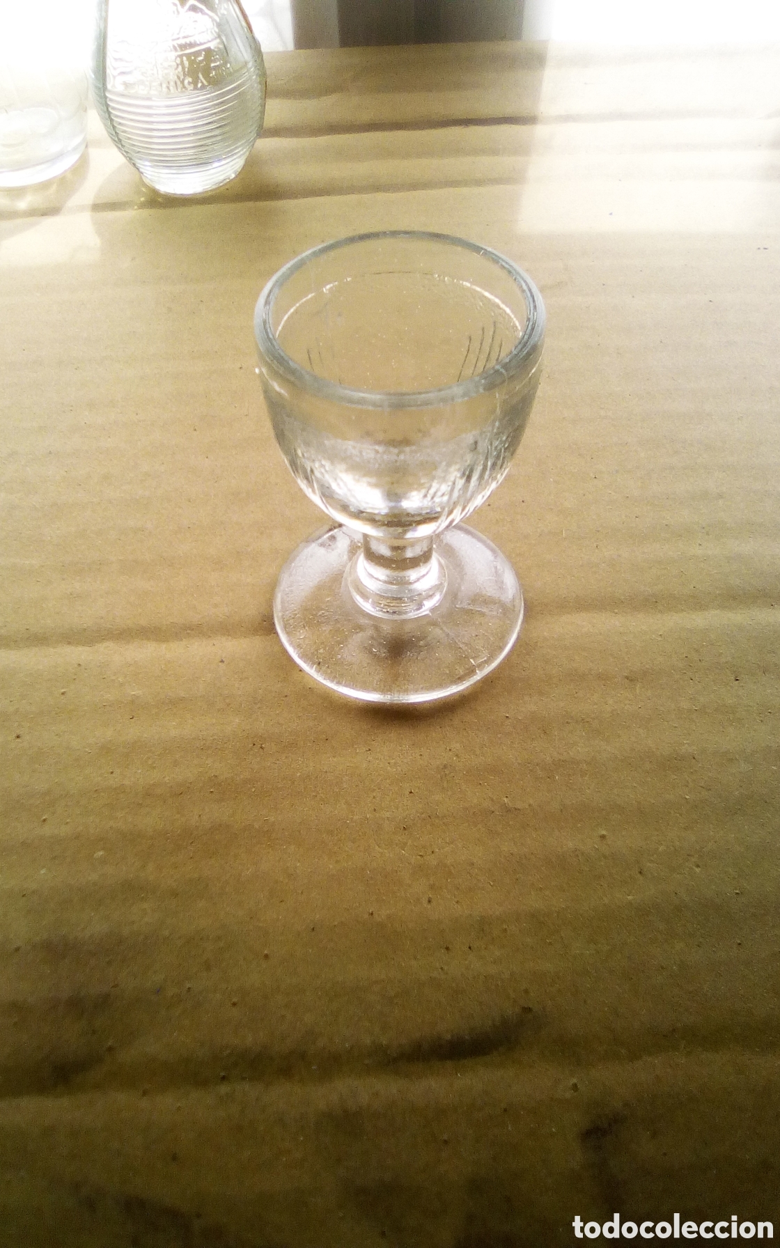 Antig&uuml;edades: Antigua copita de licor, cristal. mide 6 cm.